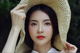 张芷溪被曝新恋情，与男子牵手散步还被背回家，惨遭网友冷嘲热讽图片