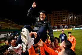 泰山夺冠雨夜特写：低调、激动、还有泪水图片