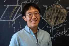 今年数学诺奖的亚裔得主，一开始学的新闻，让鸡娃的家长陷入沉思图片