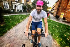 骑自行车你会必戴头盔吗？戴头盔会让你更安全吗？图片