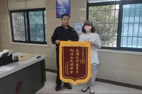 危急时刻，警车化身救护车……图片