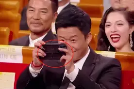 翻车？吴京金鸡奖给刘德华拍照，手机却露出端倪，或面临高额赔偿图片