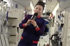 王亚平在太空演唱《听我说谢谢你》，网友：只允许亚平姐唱这首歌图片