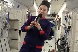 王亚平在太空演唱《听我说谢谢你》，网友：只允许亚平姐唱这首歌图片