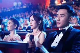 情侣装还是礼服款式的高级，高级感婚纱礼服都比不了，太迷人了图片