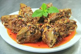 大家都在啃的爆品兔头:麻辣兔头/五香兔头/馋嘴兔头(凉卤摊铺排队打卡外卖爆款）独家秘制，畅销多年！图片