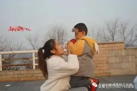 相差18岁！姐姐带着自闭症弟弟在大城市谋生——图片