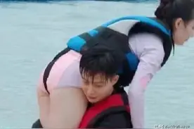 张铭恩在水中一把扛起徐璐，谁注意她接下来动作导演忘关摄像图片