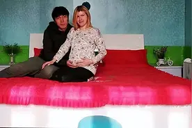 28岁乌克兰美女嫁40岁河南大叔，成婚时已有身孕：一家三口在农村图片