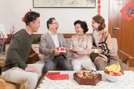 父母走后，不要把兄弟姐妹当家人，要多长这几个心眼图片
