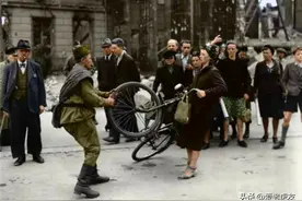 苏联士兵从一位愤怒德国妇女手中夺走自行车 这张著名照片意在何为图片