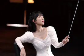 杨紫美腿又细又长，一身白裙秀曼妙身姿肌肤透亮，V领小秀性感图片