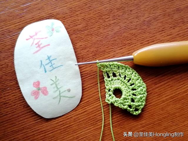 远方喜欢在银杏树下漫步的人,为你钩织了两片银杏叶哟