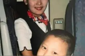 小男孩18年前与空姐合影，15年后两人成师徒图片