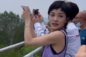 路人镜头下的11位姐姐：钟欣潼显壮，阿雅矮小，齐溪颜值普通图片