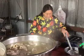 山东大哥30年挪店3次，靠卖原味羊头日入上万，1小时就能卖300个图片