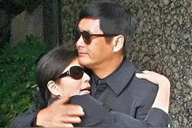 葬礼上周润发一把抱住这个刚成为寡妇的女人，40年的情谊至今未断图片