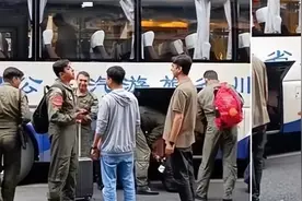 歼20要出口试驾了吗？巴基斯坦飞行员到达成都，穿着连体飞行服图片