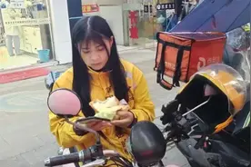 广东：靓丽女孩送外卖，只为凑足30万彩礼，“希望男友早点娶我”图片