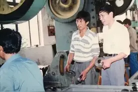 给姑父打工2年，没要过一分钱，1年后，姑姑突然给了我一个信封图片