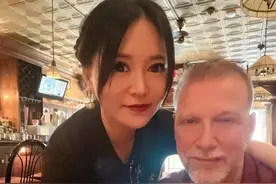 东北女子二婚嫁美国租客，相差18岁驯成妻管严，让他问丈人叫大哥图片