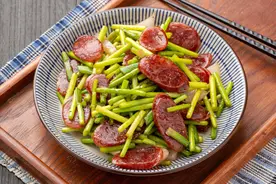 炒蒜苔，记住不要焯水和直接炒，只需多加1步，爽脆入味，没异味图片