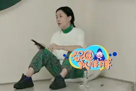 那英吉克隽逸坐角落抽烟，动作娴熟被嘲是“老烟枪”，引网友吐槽图片