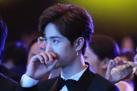 王一博扛起乐华图片