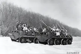 珍宝岛中苏打群架，我侦察兵用中华棍术，大败苏军特种兵的狼牙棒图片