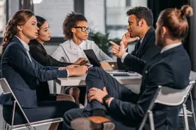 广告公司为什么一边裁员一边招人？底层员工到了35岁如何突破困局图片