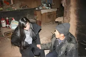 2016年，浙江23岁女孩瞒着父母找到12年前养父，相见场景让人泪目图片