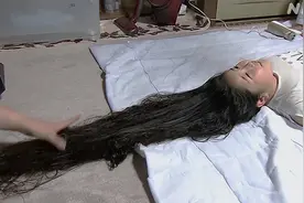 日本女孩从没剪过头发，而10岁生日时，她和全家一起捐出长发图片