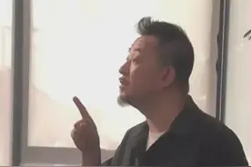 “嫖娼门”时过九年，47岁的黄海波现状凄惨，居然靠她赚钱度日！图片