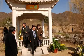 2011年侯耀文骨灰安放仪式，侯耀华吻侄女泯恩仇，墓地百万图片