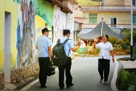 “背包住村”背出为民真情图片