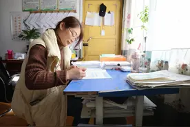 班主任过生日，学生“凑钱”送蛋糕，结果惊喜却变成了“惊吓”图片