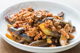 茄子不管怎么做，直接倒油是错的，多加这2步，不发黑不油腻图片