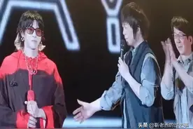 尴尬冷场？五月天演唱会上，华晨宇演唱结束后突现尴尬的冷场图片
