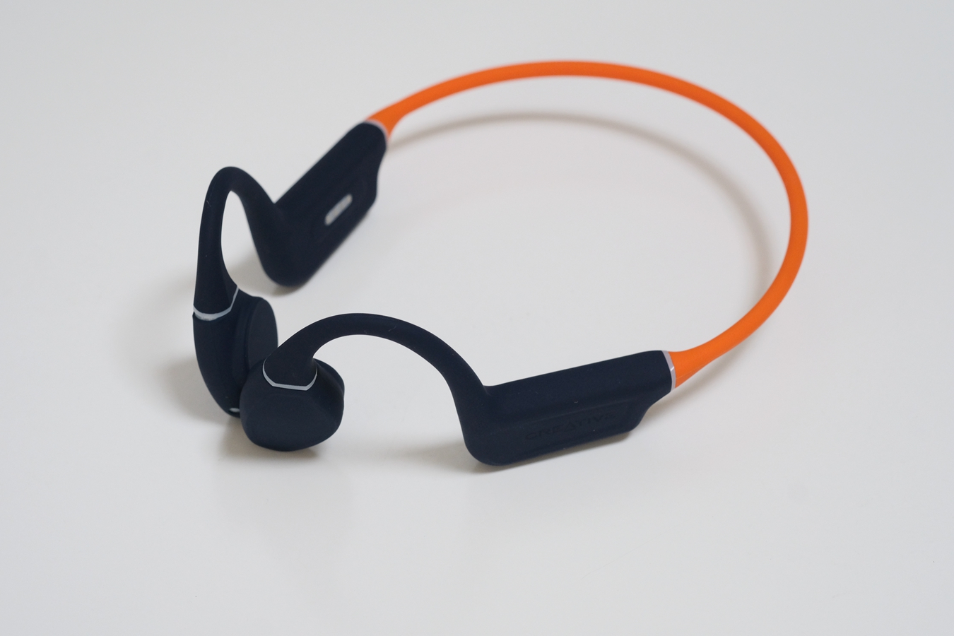 可调节骨传导单元，创新OUTLIER FREE PRO+为运动助燃