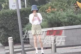 52岁鲁豫逛街无人识，穿短裤瘦到腿骨突出，身形单薄衣服空空荡荡图片