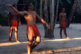 美国罕见的一妻多夫制土著部落，女性地位至高无上，服饰惹人注目图片