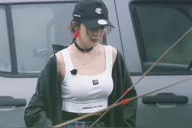 女星夏天穿得好清凉！51岁莫文蔚露美腿，杨幂秀傲人上围图片