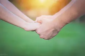 撞见我爸的秘密后，我暗自庆幸，知道真相后却彻夜难眠图片