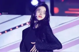 女艺人在校园表演摸下体舔手，污秽不堪，告发涉嫌演出淫乱罪图片