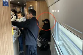 12306众生平等，薛之谦坐上高铁无座票，网友：特种兵薛之谦图片