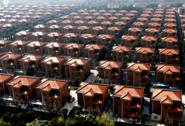 家家住别墅开豪车，全国第一村华西村，为何会“富极而衰”？