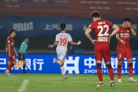 兄弟连！前泰山小将为受伤师兄出气 致命一击助球队力克强敌图片