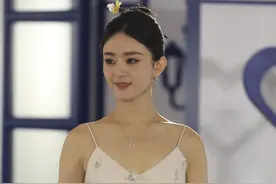 赵丽颖出席活动被高管“搂腰”，双手背在身后，巧妙避免被揩油图片