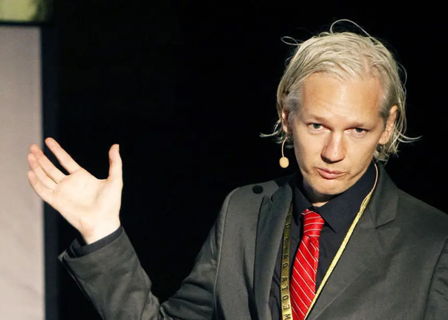 曝光美国大量黑料，掀翻希拉里，他是被美国全球通缉的顶级黑客