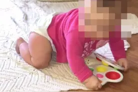 国外一名25岁女孩在家突然生娃：不知道自己怀孕了图片